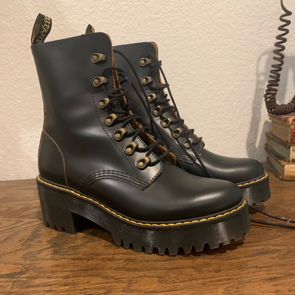 Dr. Martens Leona